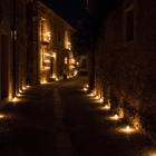 Imagen de una de las calles de Pedraza durante las Noches de las Velas, una seña de identidad en la villa.-L.P.