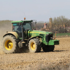 Un agricultor en su tractor realiza distintas labores agrícolas en su parcela.