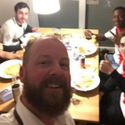 Aficionados del Borussia de Dortmund acogieron en sus casas a los del Mónaco tras suspenderse el partido de Champions.-TWITTER