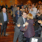 Alfonso Fernández Mañueco saluda a Rosa Hernández durante el acto. A la izquierda, Jesús Julio Carnero.-J.M. LOSTAU