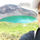 Antonio Álvarez Valero, investigador de la Universidad de Salamanca, en el volcán japonés ZAO.-EL MUNDO