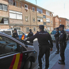 Agentes en la calle Faisán de Valladolid, en una imagen de archivo. J. M. LOSTAU