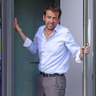El presidente del CBValladolid Sunil Bhardwaj saliendo ayer de las oficinas del club para atender a los medios de comunicación.-J. M. Lostau