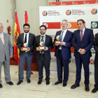El consejero de Sanidad, Antonio María Sáez, junto a los galardonados en los 'Premios de salud mental 2017', organizados por la Federación de Salud Mental de Castilla y León.-ICAL