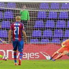 Roger marca de penalti el primer gol del Levante en Valladolid.-J.M.LOSTAU