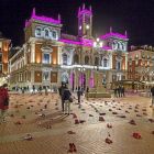 Edificio consistorial iluminado de morado y los zapatos rojos de recuerdo a las víctimas.-Pablo Requejo