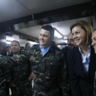 La ministra de Defensa, María Dolores de Cospedal, con militares destacados en el Líbano, en la visita que hizo a la base de Marjayún el 2 de marzo.-EFE / MINISTERIO DE DEFENSA