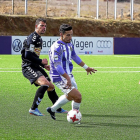 David Mayoral protege el balón durante un partido del Real Valladolid B.-M.Á. SANTOS
