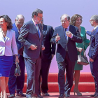 Ana Botín, Mariano Rajoy y Juan Vicente Herrera, tras la foto de familia.-ICAL