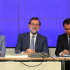 Mariano Rajoy, Dolores de Cospedal y Fernando Martínez Maillo, en el cuartel general del PP.-/ DAVID CASTRO