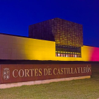 La bandera belga ondea en la sede de las Cortes como homenaje a los fallecidos durante el ataque terrorista.-P. REQUEJO