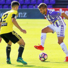 Balbi intenta regatear a Fran en el partido frente al Zaragoza.-J.M.LOSTAU