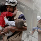 Los cascos blancos durante su labor de rescate en Siria.-SULTAN KITAZ