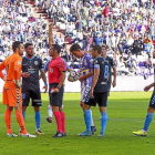El árbitro amonesta a Juan Carlos antes del penalti que marcó Mata, en el partido de la primera vuelta.-M. A. SANTOS