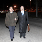 El expresidente de la Diputación de León, Marcos Martínez Barazón, sale de la cárcel acompañado de su abogado-Raquel P. Vieco