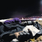 Un inmigrante africano duerme en el suelo, sobre unas piedras, cerca del mar en Ventimiglia, este lunes.-Foto: AP/ MASSIMO PINCA