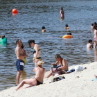 Varias personas disfrutan de la soleada tarde de ayer en la playa de Las Moreras.-J.M. LOSTAU