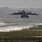 Un avión militar de EEUU despega de una base turca en el 2013.-Foto: AP / VADIM GHIRDA