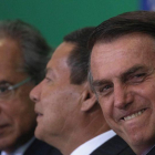 El presidente de Brasil, Jair Bolsonaro, acompañado del vicepresidente de Brasil, General Hamilton Mourao, y el ministro de Economía, Paulo Guedes.-EFE / JOEADSON ALVES