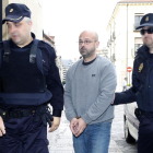 Juicio por asesinato y robo con violencia contra el hombre acusado de matar a su madre en febrero de 2015 con una maza y un cuchillo-ICAL