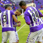Roger (de perfil), Rennella y Mojica celebran con otro compañero el gol del primero al Llagostera.-J. M. LOSTAU
