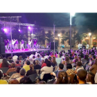 El público llena la PlazaMayor de Pedrajas de SanEsteban en una actuación de la pasada edición del certamen ‘Empiñonarte’.-