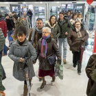 Clientes entran en El Corte Inglés a primera hora de la mañana.-PABLO REQUEJO / PHOTOGENIC