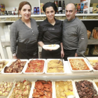 Carmen Tirado, en el centro, posa con la tapa que elaboró para el concurso, junto a Esperanza Bol y Raúl Ramos.-RAÚL G. OCHOA