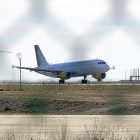 Un avión descansa en la pista de aterrizaje del aeropuerto de Villanubla.-TEO GARCÍA