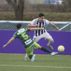 Miguel trata de eludir del marcaje de Jonathan en el partido que enfrentó al Promesas con el Guijuelo.-JOSÉ C. CASTILLO