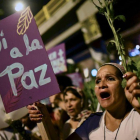 Una mujer se manifiesta a favor de la paz el pasado octubre en Bogotá.-LUIS ROBAYO / AFP