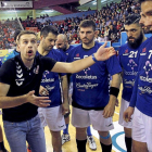 Nacho González, durante un tiempo muerto en un partido de la pasada temporada.-J. M. LOSTAU
