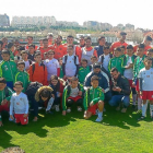 Foto grupal de los niños de la Escuela de Fútbol del Real Valladolid en Argel con los jugadores del primer equipo.-ARTURO ALVARADO