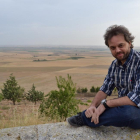 Daniel Landa, en el mirador de Autilla del Pino, en la comarca palentina de Tierra de Campos, de donde procede parte de su familia, como el poeta José María Fernández Nieto.-ARGICOMUNICACIÓN