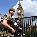 Gran Bretaña desplegó a soldados y pilicías a los sitios clave  y elevó su alerta terrorista al máximo después del atentado suicida de Manchester.-AFP / JUSTIN TALLIS