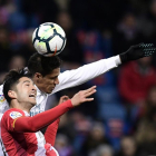 Juanpe disputa un balón aéreo a Varane durante el reciente Real Madrid-Girona.-JAVIER SORIANO / AFP