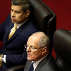 El presidente peruano, Pedro Pablo Kuczynski, en primer plano, en el Congreso en Lima.-/ REUTERS / MARIANA BAZO