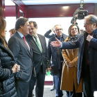 Herrera conversa con Tomás Pascual en presencia de la presidenta de las Cortes y de la consejera de Agricultura, en la planta de Bezoya.-ICAL