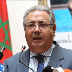 El ministro del Interior, Juan Ignacio Zoido, durante su viaje a Marruecos, donde se entrevistó con su homólogo marroquí, Abdelouafi Laftit.-ABDELJALIL BOUNHAR / AP