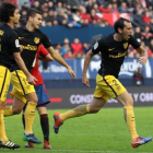 Godín celebra su gol, el primero del Atlético en El Sadar.-AFP / CÉSAR MANSO