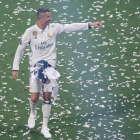 Cristiano Ronaldo, durante la fiesta del domingo en el Bernabéu tras lograr la 'Duodécima' Champions.-AFP / CURTO DE LA TORRES