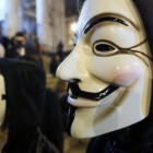 Manifestantes protestan en Bruselas con máscaras aludiendo a Anonymous.-REUTERS / YVES HERMAN