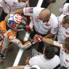Dani Pedrosa celebra su 'pole' en Malasia junto a los mecánicos de su equipo.-AP / JOSHUA PAUL / AP