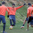 Chris Ramos controla un  balón durante un entrenamiento del Real Valladolid.-J.M. LOSTAU