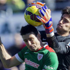 Mariño bloca el balón ante Anduriz.-M.Á.Polo