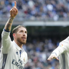Sergio Ramos celebra su primer gol ante el Málaga, en el Bernabéu.-EFE / ÁNGEL DÍAZ