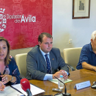 El diputado provincial (C), la alcaldesa de Madrigal y el secretario del Gran Duque de Alba durante la lectura del fallo.-ICAL