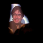 Carles Puigdemont conversa por videoconferencia con candidatos y simpatizantes durante la inauguración de la sede de campaña de Junts per Catalunya.-ALBERTO ESTEVEZ (EFE)