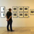 Un hombra contempla las fotografías de la muestra dedicada a la artista francesa Sarah Moon, inaugurada a finales del pasado mes de agosto.-RUBÉN CACHO / ICAL