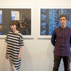 Ana Moyano y Víctor Hugo Martín posan junto a dos fotografías del segundo de la muestra ‘Ausentes’.-PABLO REQUEJO